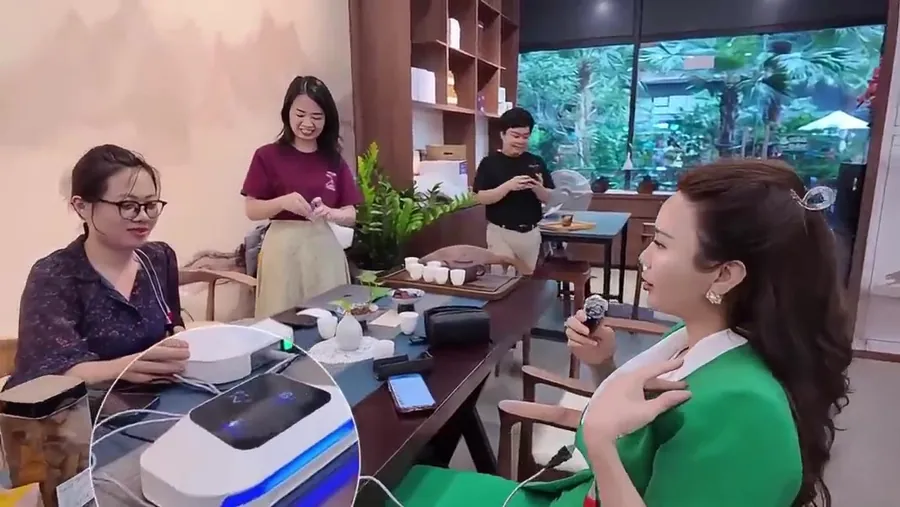 Khách hàng trải nghiệm máy Emwel